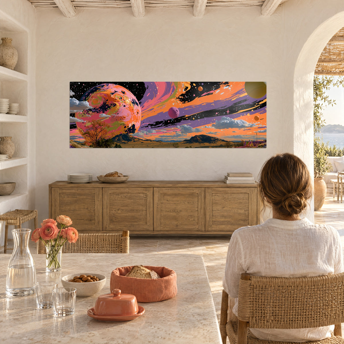 Tableau monde extraterrestre aux volutes roses et orangées, arbre ocre et collines sombres, ciel violet, personne de dos dans une salle à manger