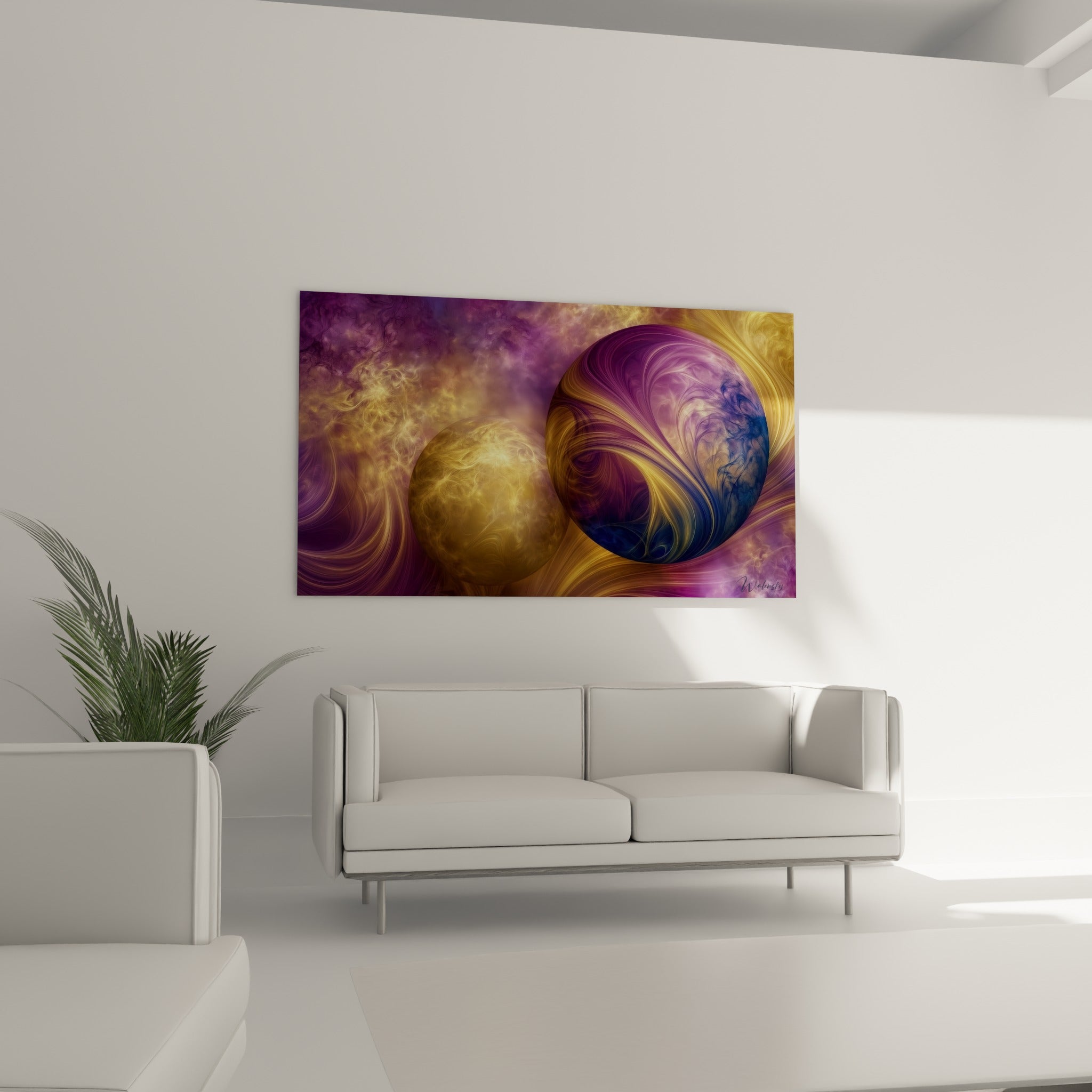 Formes cosmiques dorées et violettes de la Planète suspendues au-dessus d'un canapé dans un salon lumineux