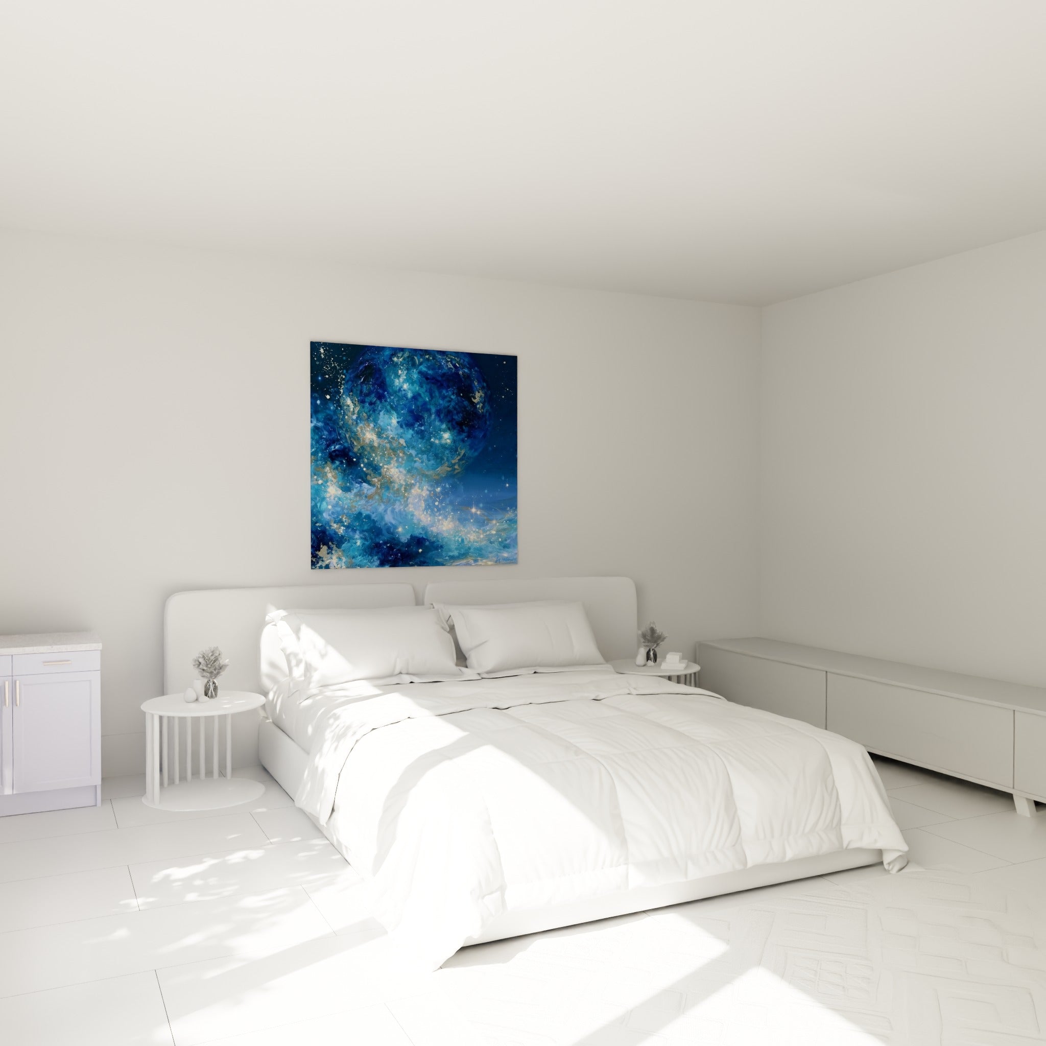 Sphère bleue et dorée traversée d'éclats lumineux, accrochée au-dessus d'un lit dans une chambre claire