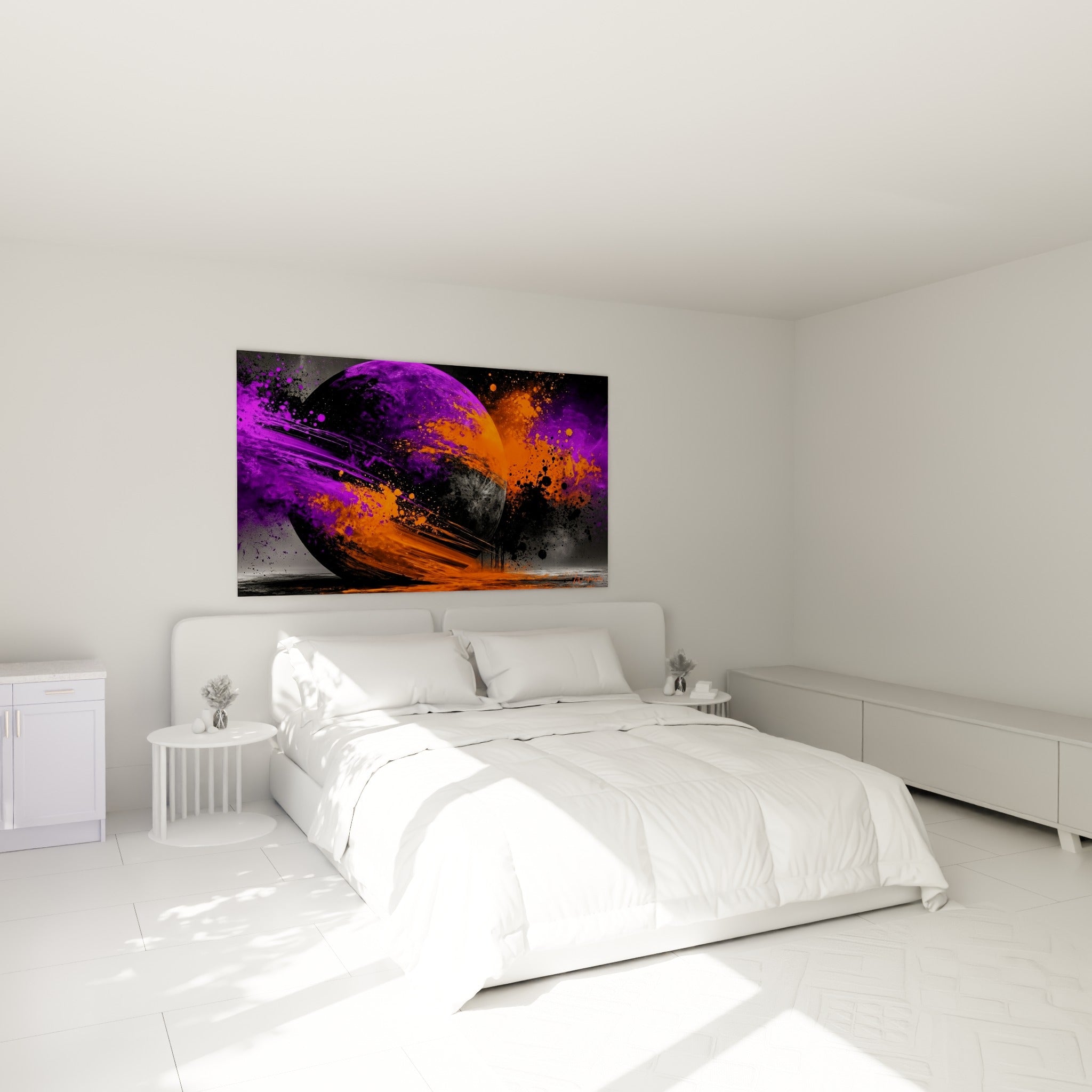 Sphère cosmique violette aux touches orange vif accrochée au-dessus d'un lit dans une chambre claire