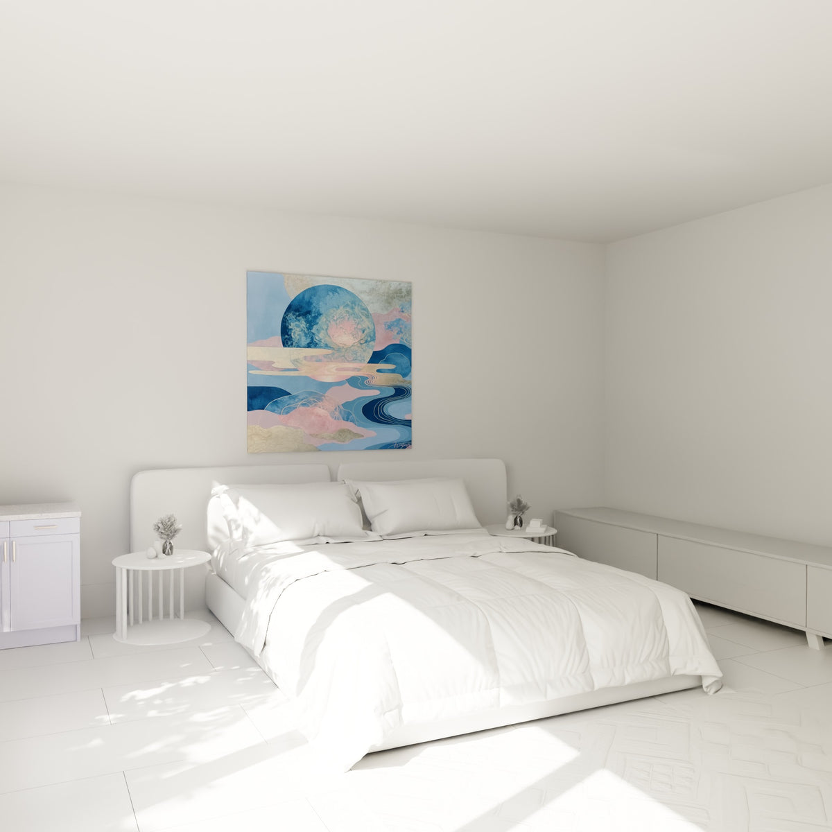 Sphère céleste bleu marine et rose poudré accrochée au-dessus d'un lit dans une chambre claire