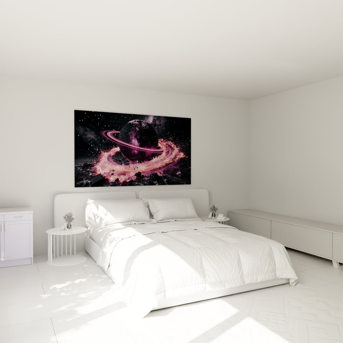 Sphère violette ceinte de particules corail lumineuses, accrochée au-dessus d'un lit dans une chambre claire