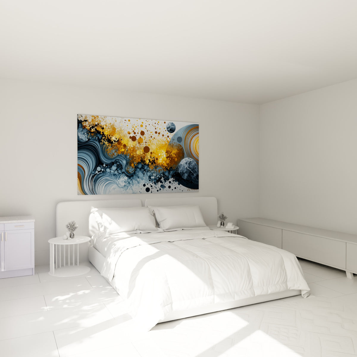 Nébuleuse dorée et sphères bleu marine texturées, accrochée au-dessus d'un lit dans une chambre claire.