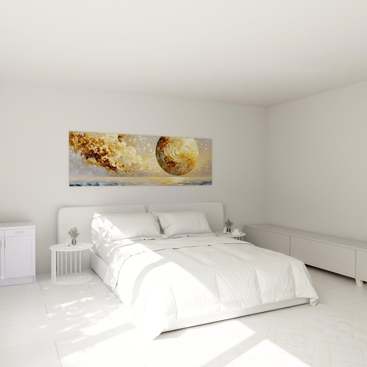 Astre doré et nuages cuivrés peints en relief au-dessus d'un lit dans une chambre claire
