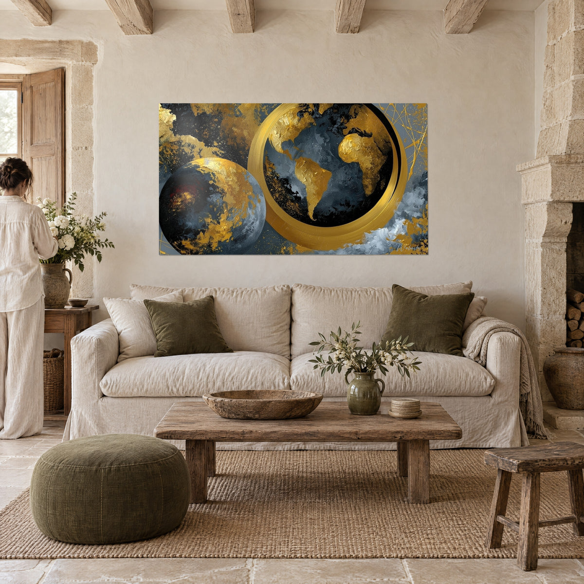 Tableau globe terrestre doré aux continents ciselés, anneau gravé, noir et bleu anthracite, au-dessus d'un canapé dans un salon lumineux