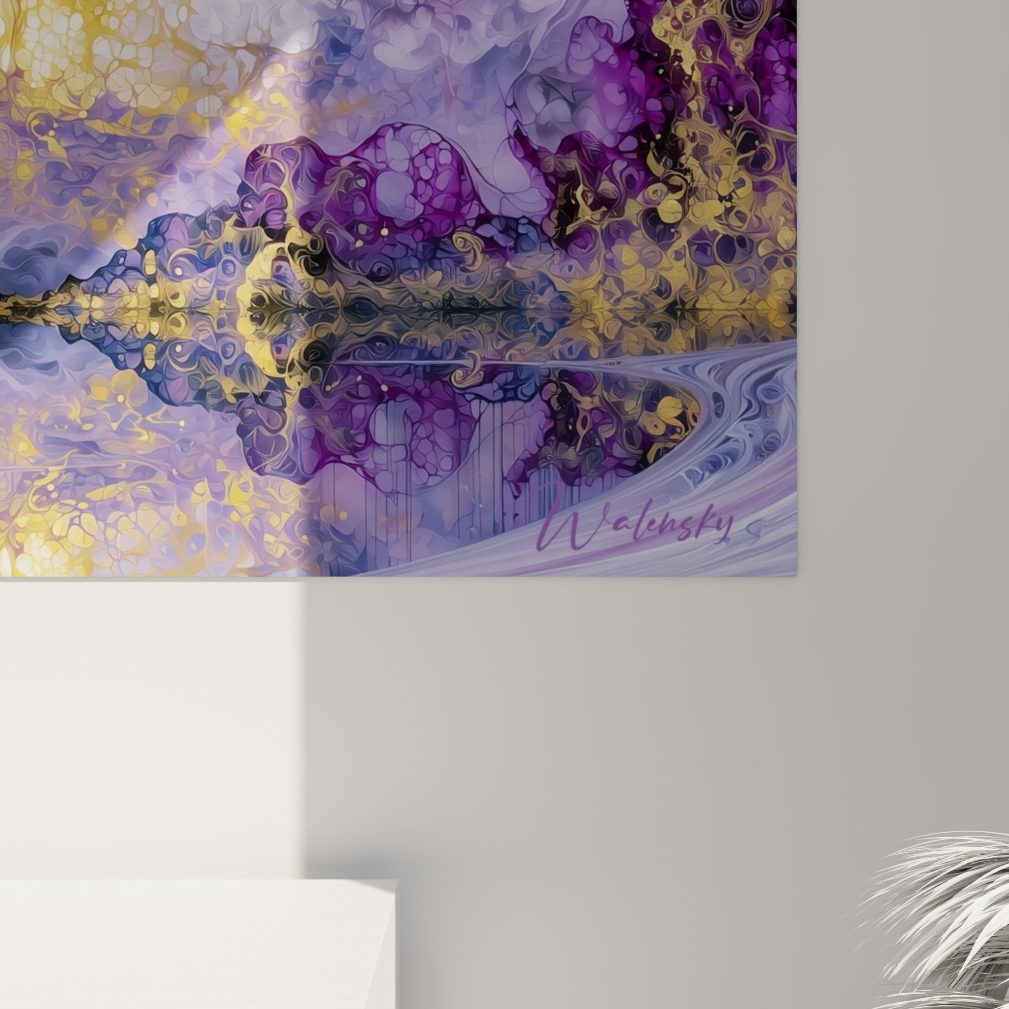 Empâtements dorés et violets fusionnant en volutes fractales, grain aquarelle et coulures anthracite visibles