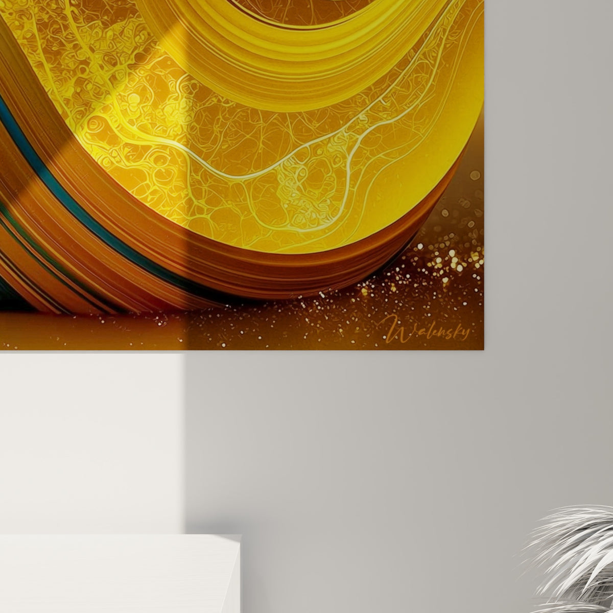 Détail rapproché de la texture dorée et bleu pétrole de la toile Planète aux empâtements lumineux
