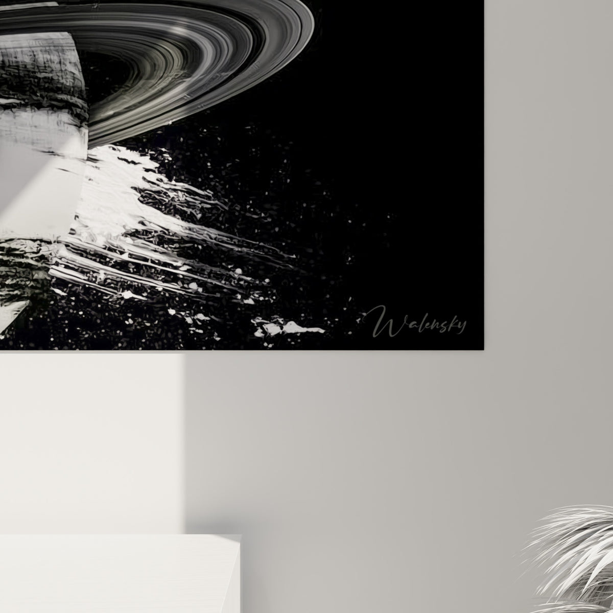 Empâtements blancs et coulures noires sur la surface de la planète, grain texturé et contrastes marqués