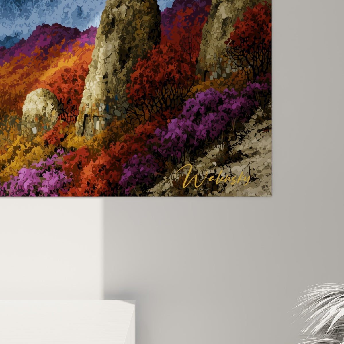 Grain pictural dense mêlant orangé, violet et bleu pastel sur la roche et le ciel accrochés au mur