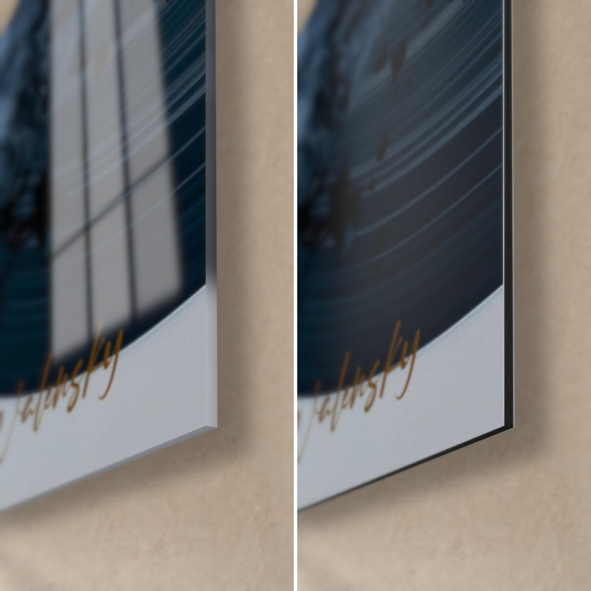 Schilderij met gespatte planeten, rechtsonder de hoek: glanzend acrylglas met reflecties links, mat Dibond-aluminium rechts, 3 mm rand