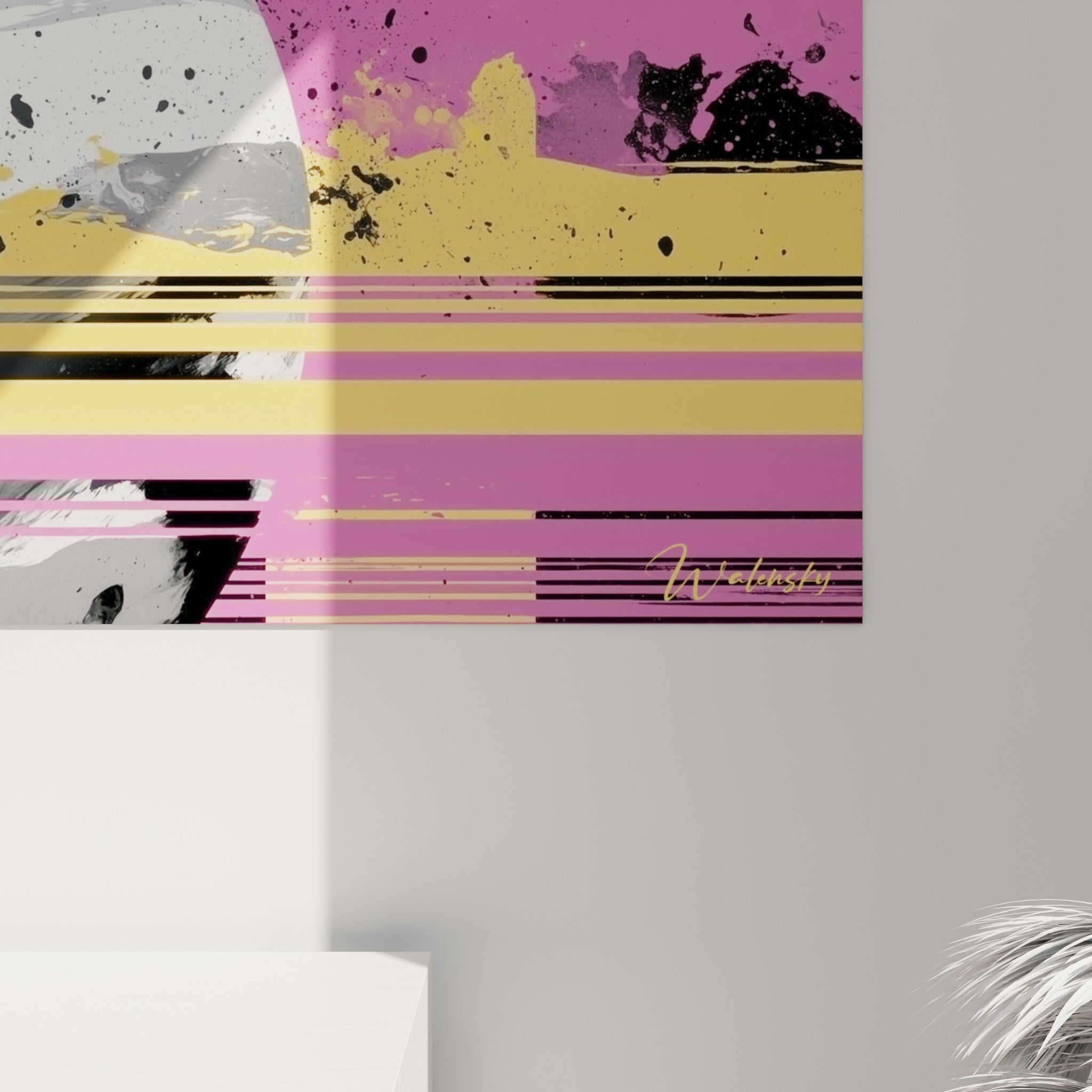 Détail des empâtements marbrés gris et blancs se mêlant aux coulures roses et jaunes sur la toile