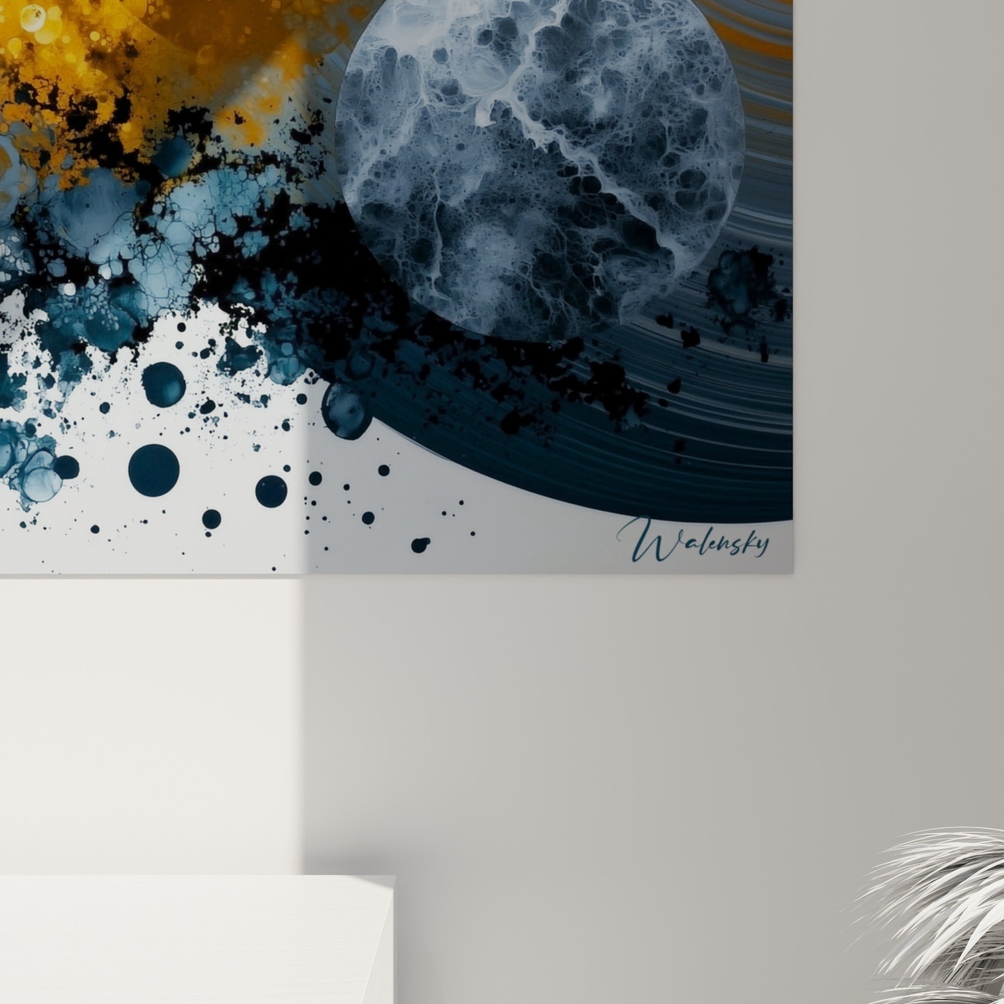 Grain marbré du tableau planète révélant veines dorées et bleu nuit entrelacées en gros plan