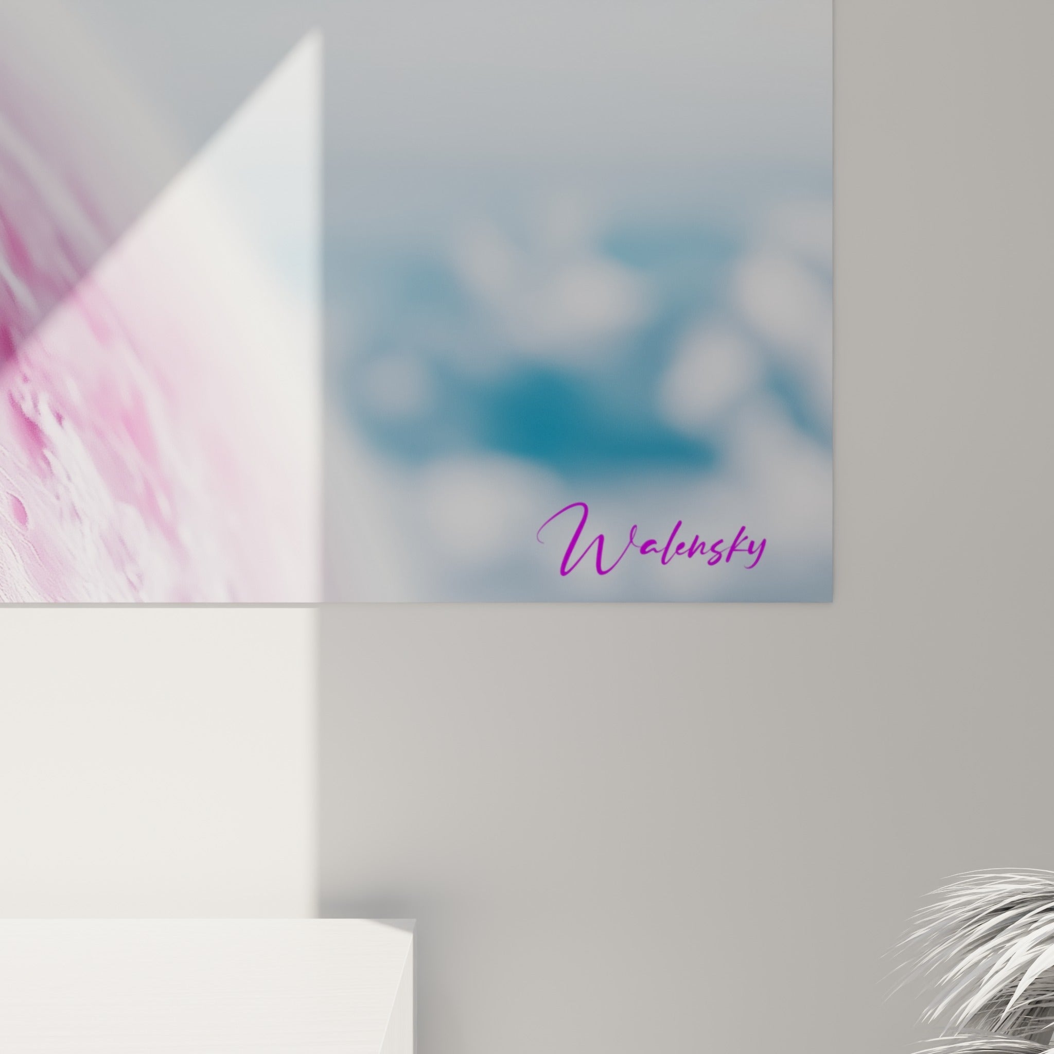 Détail de la surface rouge grenat et bleu nuit, grain minéral et coulures roses visibles de près