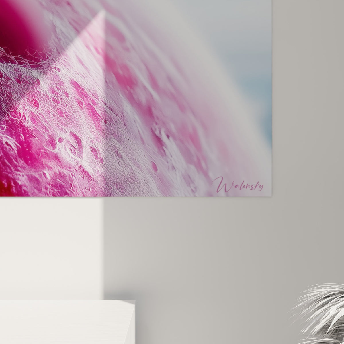 Détail du relief craquelé rouge et blanc, empâtements et halo lumineux visibles sur la toile