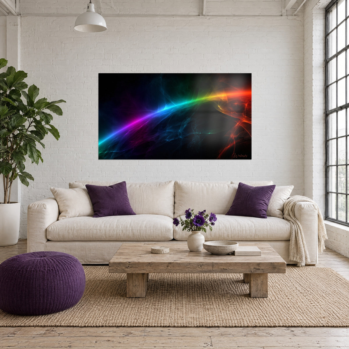 Tableau arc de lumière arc-en-ciel courbe sur fond noir, filaments violets et orange, au-dessus d'un canapé dans un salon lumineux