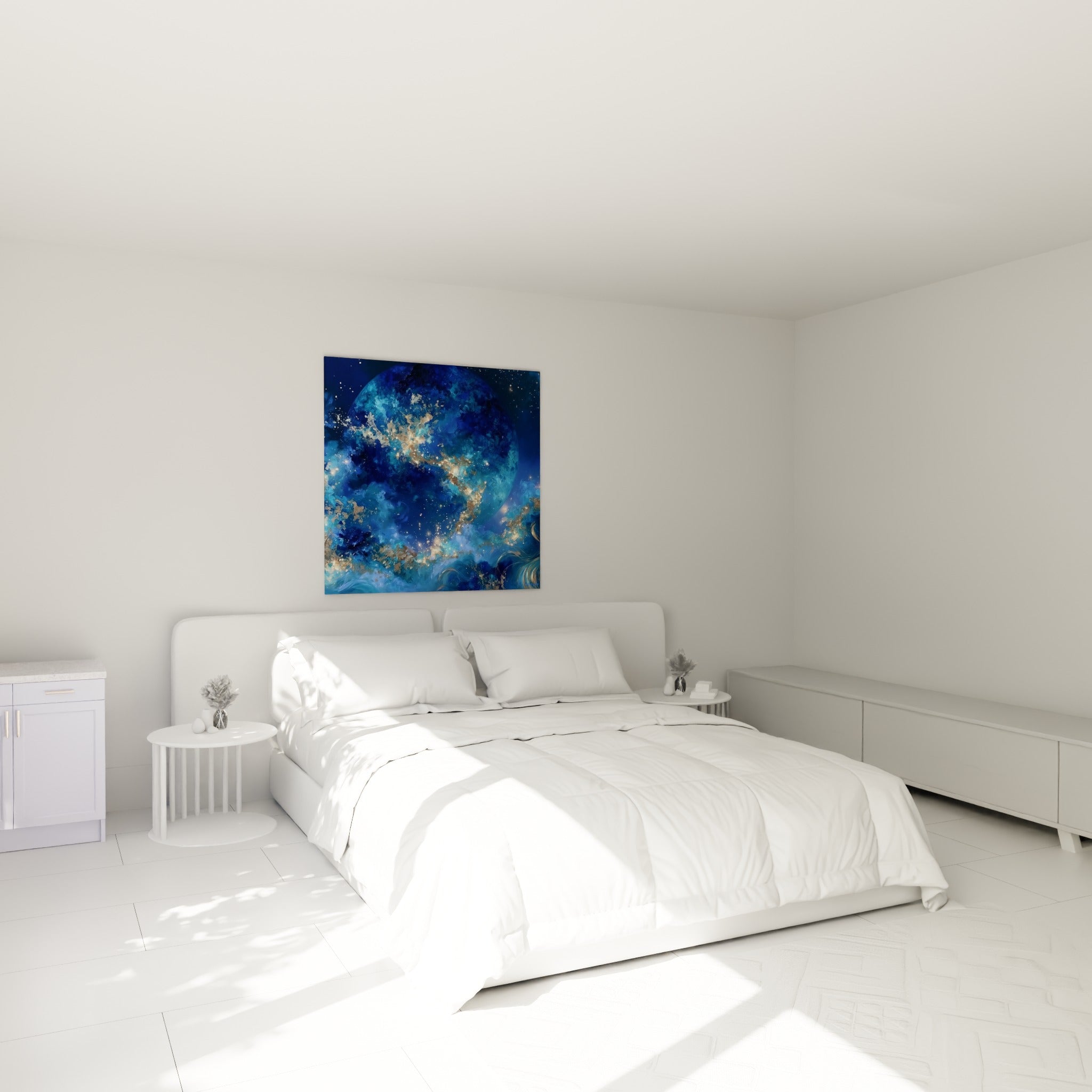Globe turquoise et doré aux filaments lumineux, accroché au-dessus d'un lit dans une chambre claire
