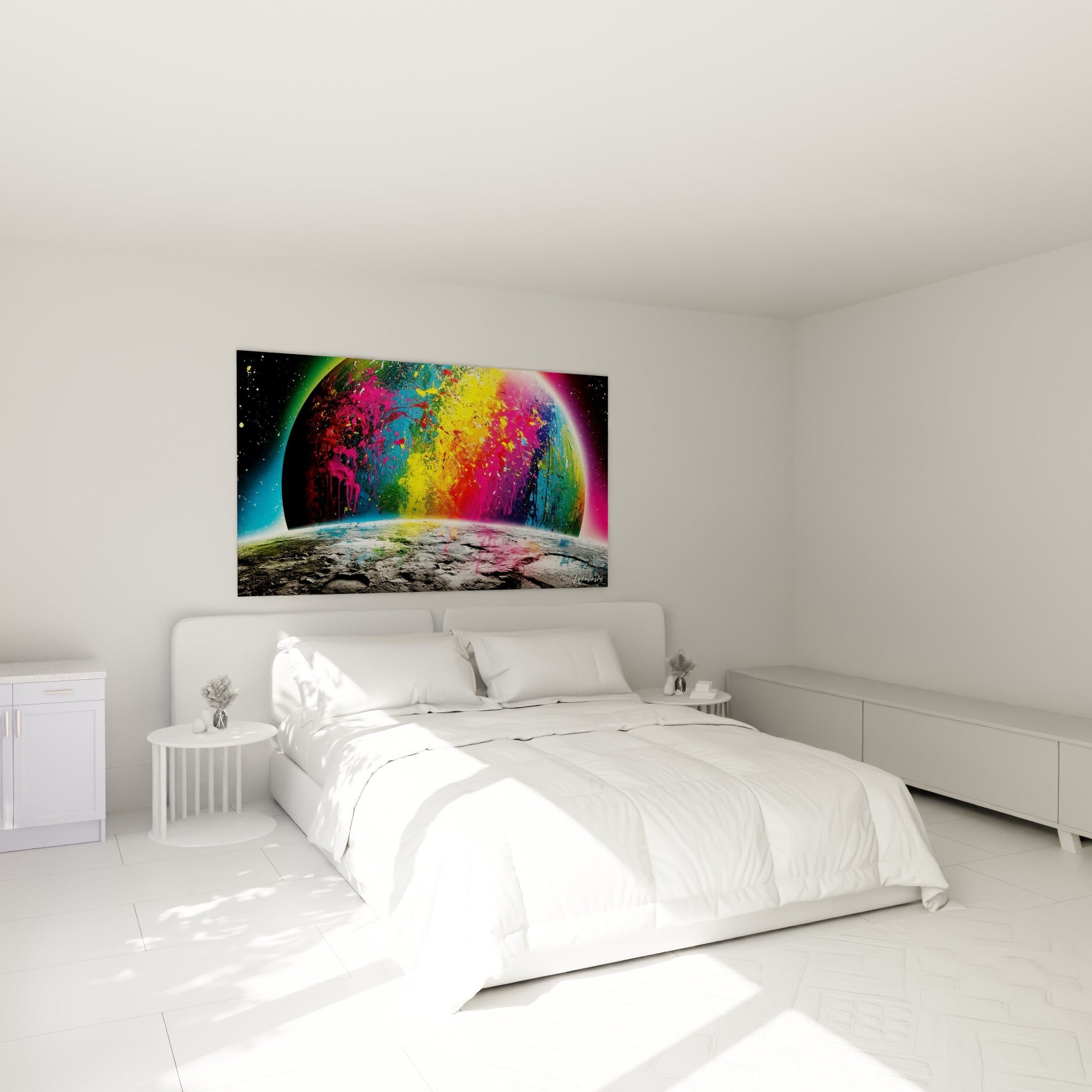 Sphère cosmique jaune et magenta éclatée, accrochée au-dessus d'un lit dans une chambre claire