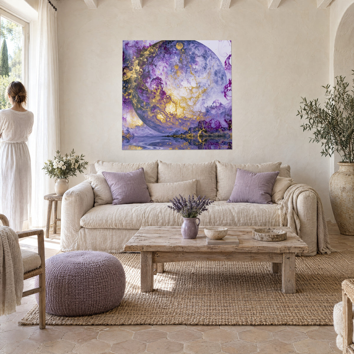 Tableau planète lilas géante striée de veinures d'or, volutes fluides, au-dessus d'un canapé dans un salon lumineux
