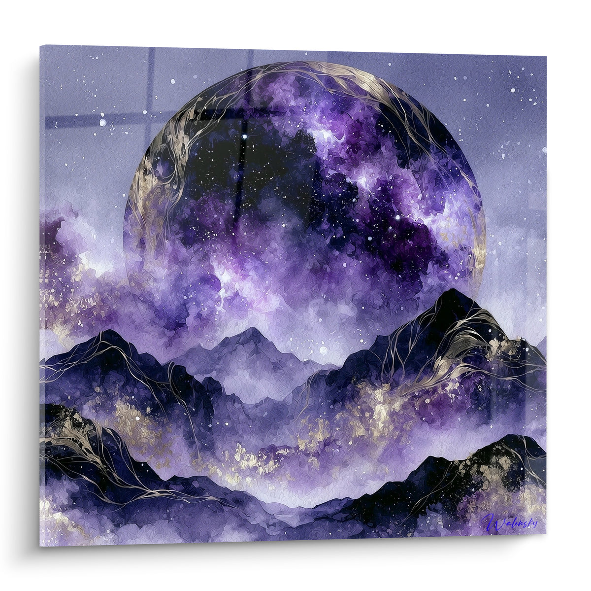 Planète violette aux filaments dorés dominant des montagnes anthracite sous un ciel étoilé