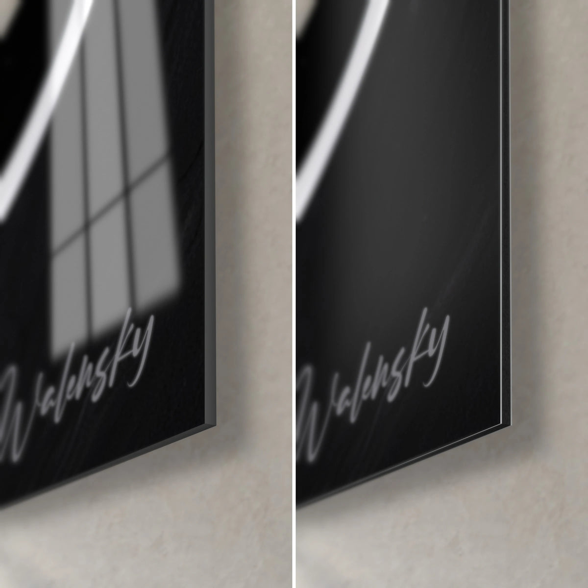 Gemälde mit ebenholzschwarzen Tintentropfen, untere rechte Ecke: glänzendes Acrylglas, das ein Fenster spiegelt, mattschwarzes Alu-Dibond, 3 mm Kante und silberne Signatur