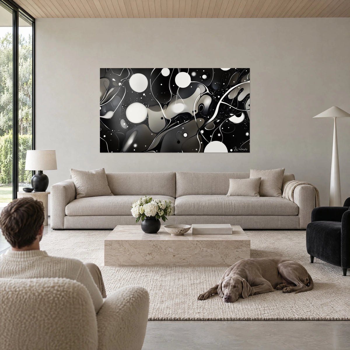 Quadro costellazione astratta di dischi bianchi su fondo nero, macchie grigie fluide, sopra un divano in un soggiorno luminoso