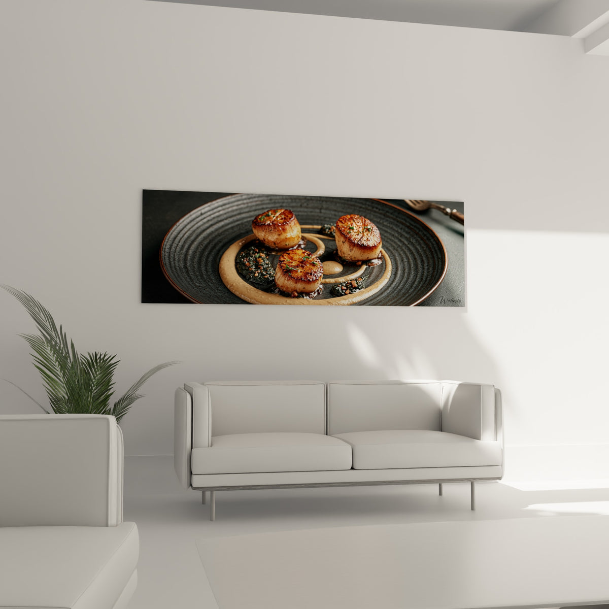 Trois noix de Saint-Jacques dorées disposées en triangle sur assiette gravée, tableau plat gastronomique au-dessus d'un canapé dans un salon lumineux