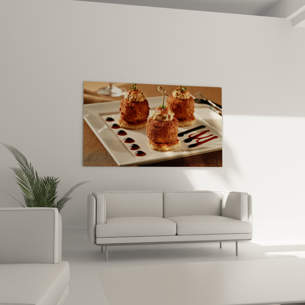 Bouchées croustillantes ambrées et blanches dressées avec soin, au-dessus d'un canapé dans un salon lumineux