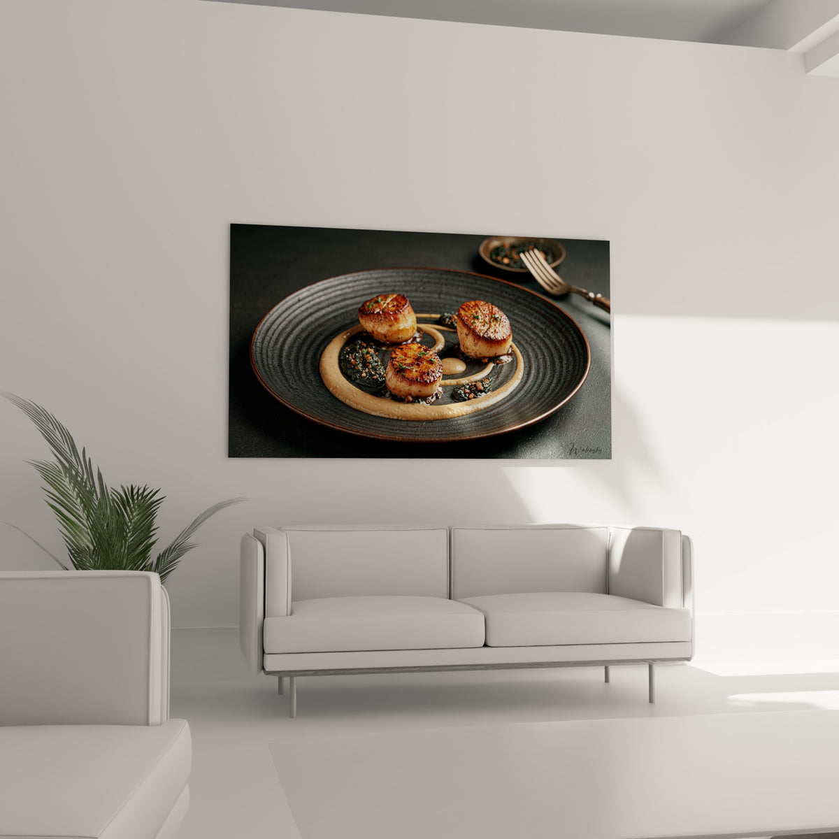 Composition gastronomique anthracite et dorée au-dessus d'un canapé dans un salon lumineux et épuré