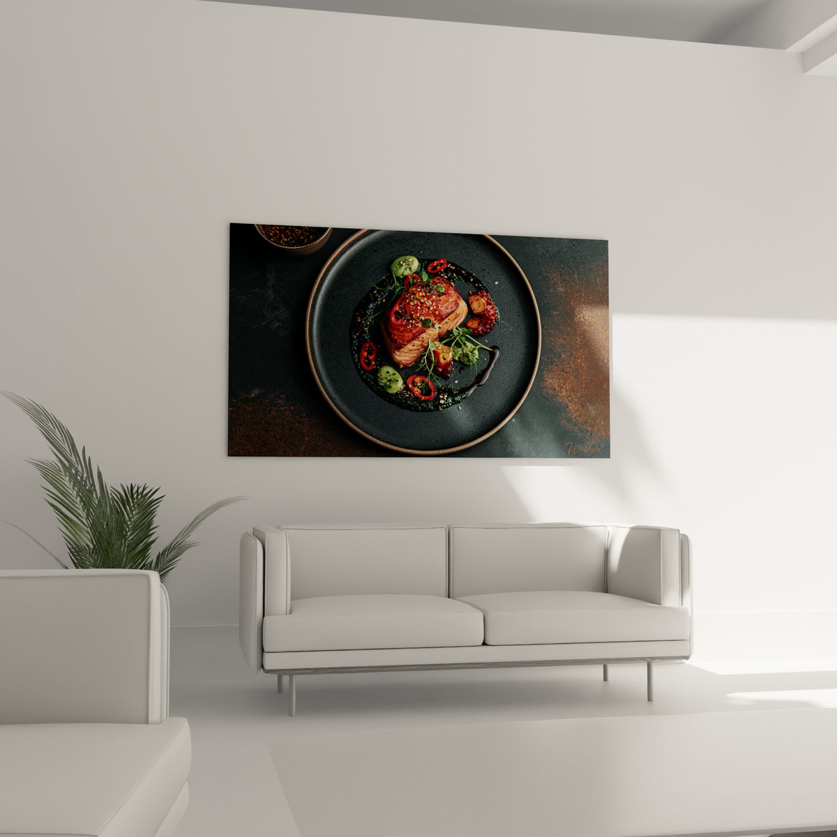 Dressage gastronomique rouge et vert sur céramique sombre, suspendu au-dessus d'un canapé dans un salon lumineux