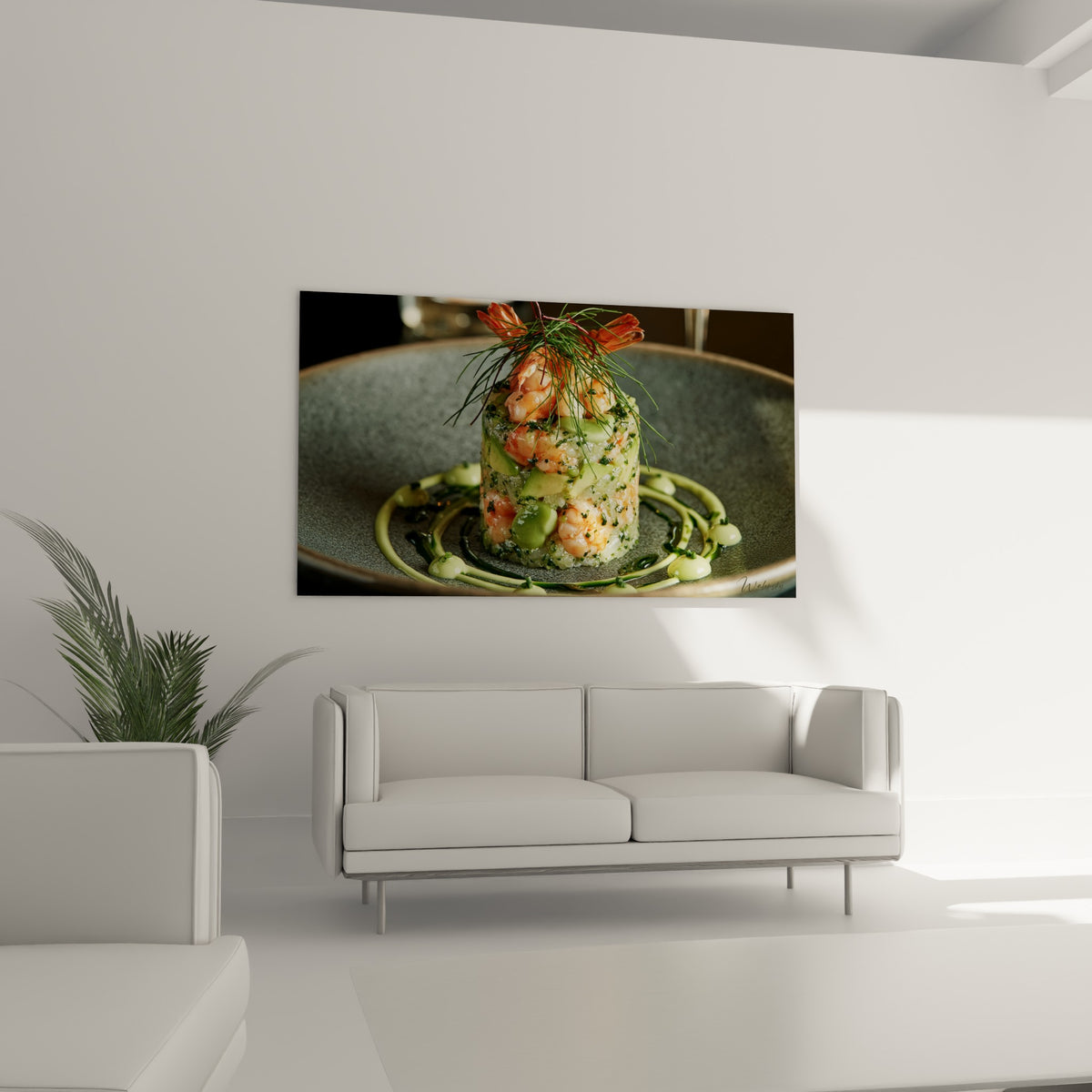 Dressage anthracite et vert d'un tartare de crevettes gastronomique au-dessus d'un canapé dans un salon lumineux