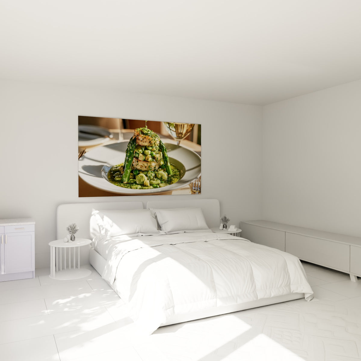 Assiette gastronomique verte et dorée aux asperges empilées, au-dessus d'un lit dans une chambre claire