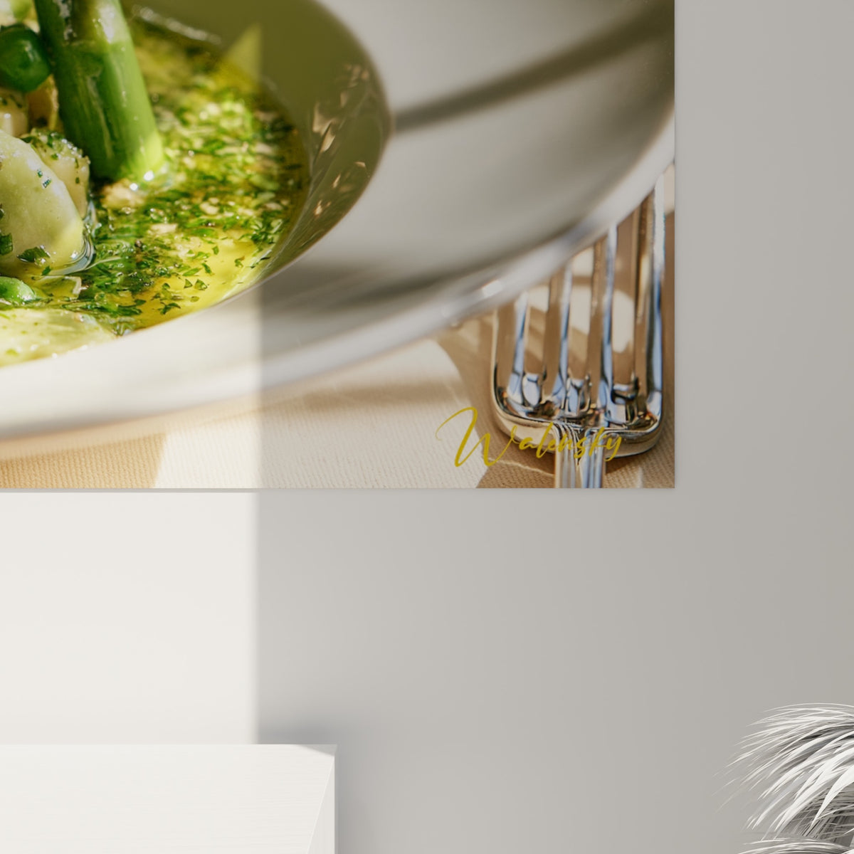 Détail de la sauce herbacée brillante et des textures vert sauge et dorées sur la toile imprimée