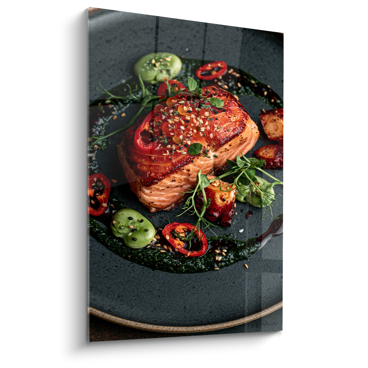Saumon grillé rouge et vert sur assiette anthracite, sauce noire et piments frais