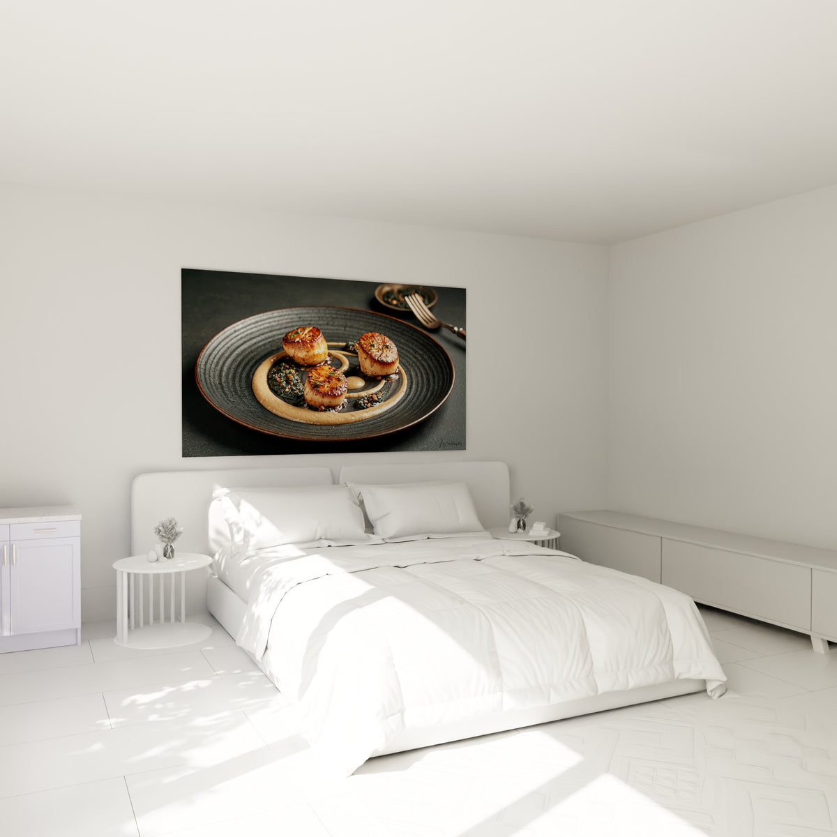 Saint-Jacques caramélisées et sauce dorée au-dessus d'un lit dans une chambre claire aux tons neutres