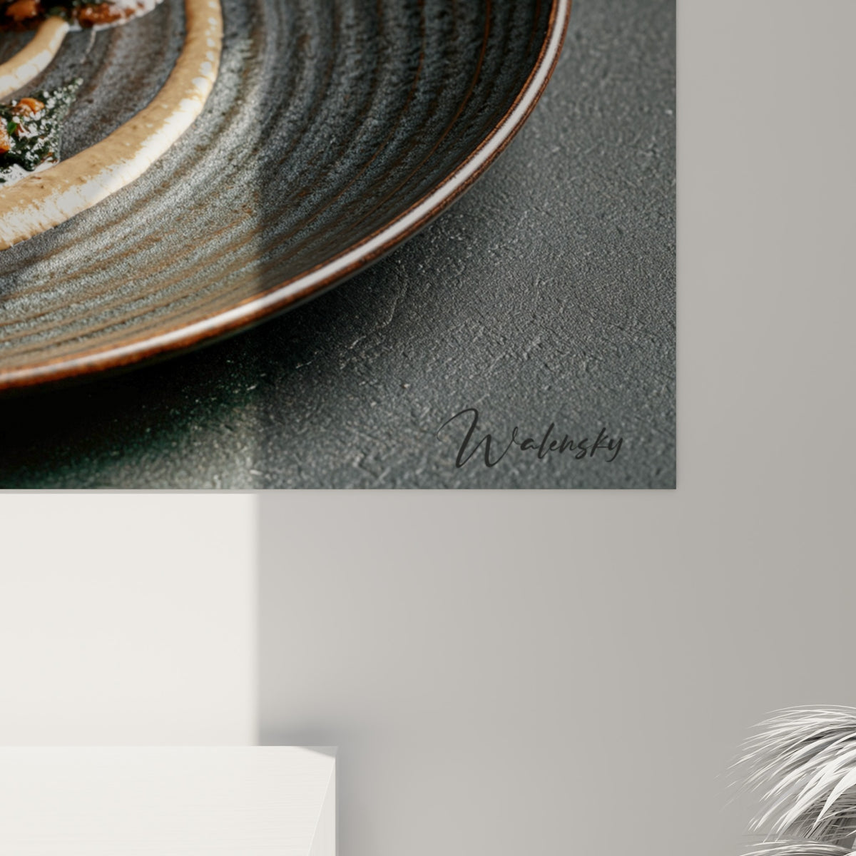 Détail de la croûte caramélisée dorée et de la sauce crémeuse beige aux reflets brillants sur l'assiette sombre
