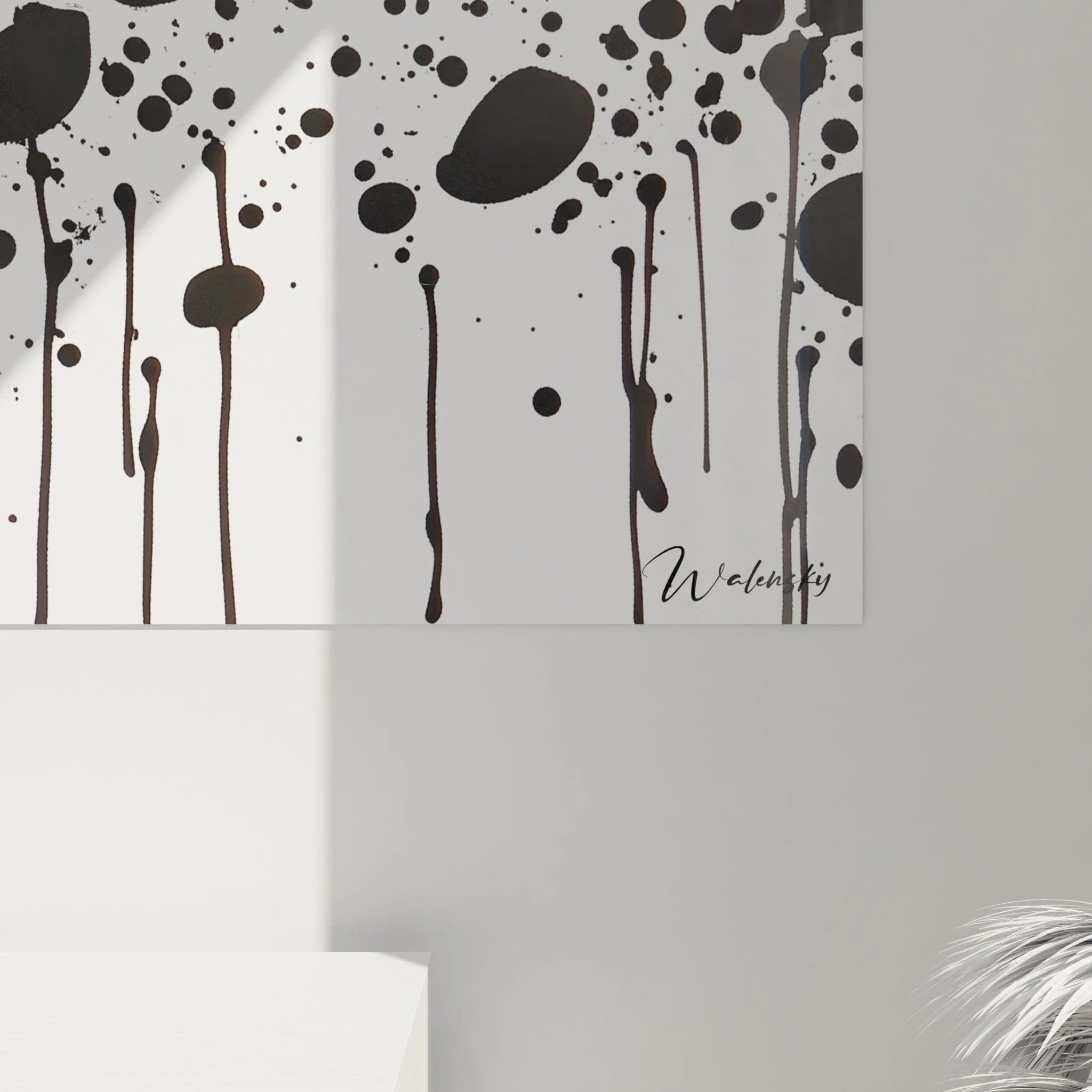 Tableau tacheté noir et blanc de Walensky avec des éclaboussures artistiques sur fond clair