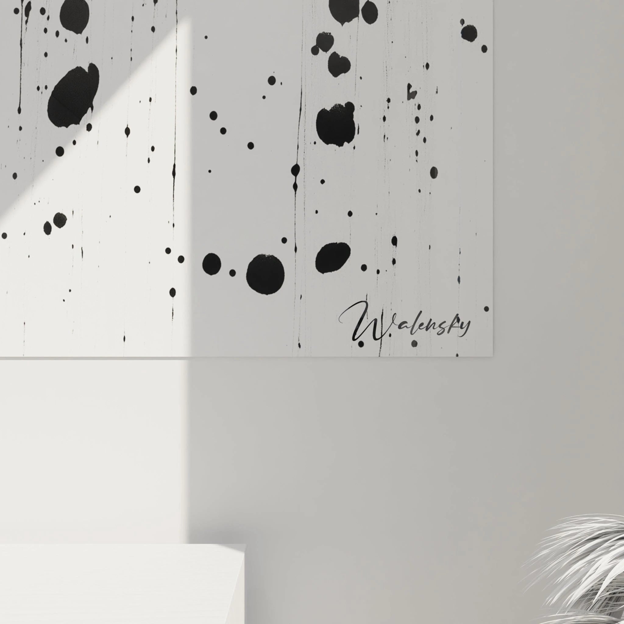 Tableau tacheté noir et blanc de Walensky avec des éclaboussures artistiques sur fond clair