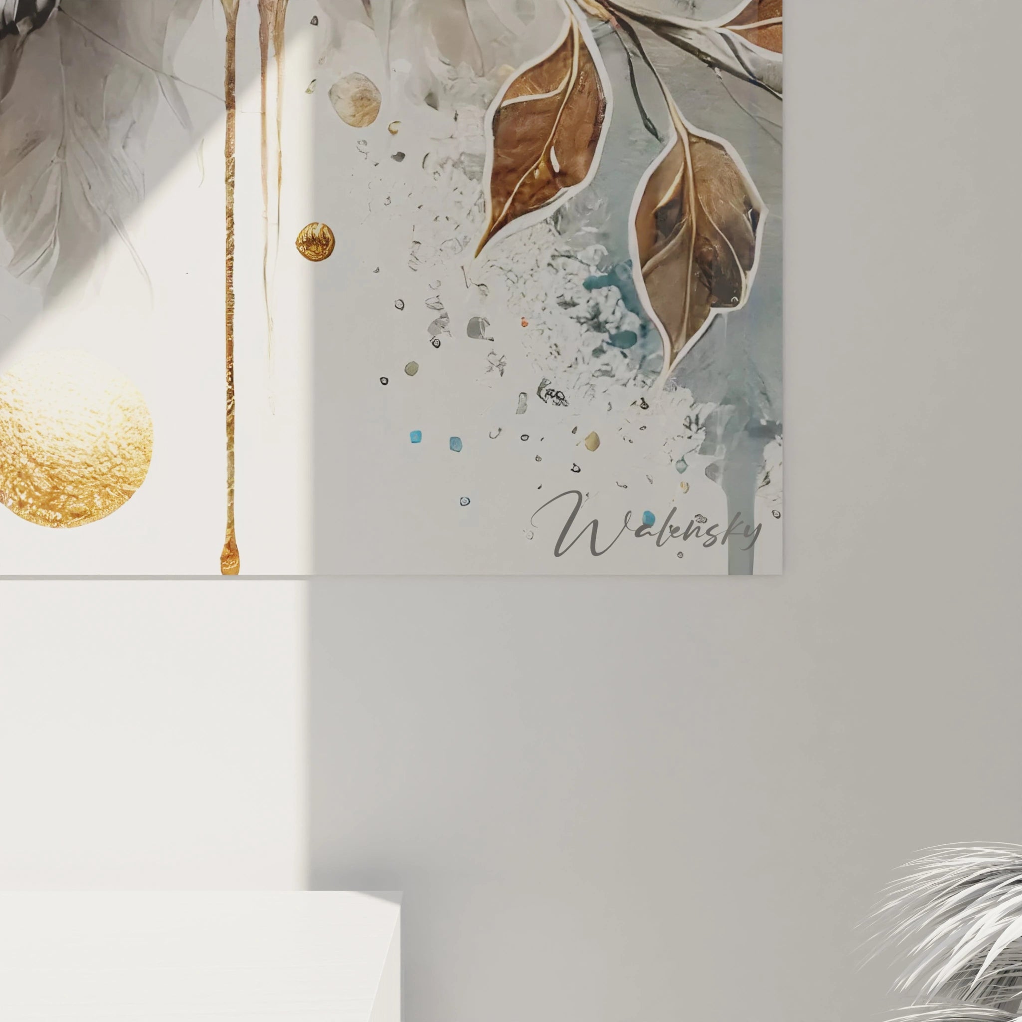 Gros plan du tableau chouette, révélant les détails du plumage et les motifs dorés. Un équilibre parfait entre réalisme et touches artistiques pour une décoration élégante.