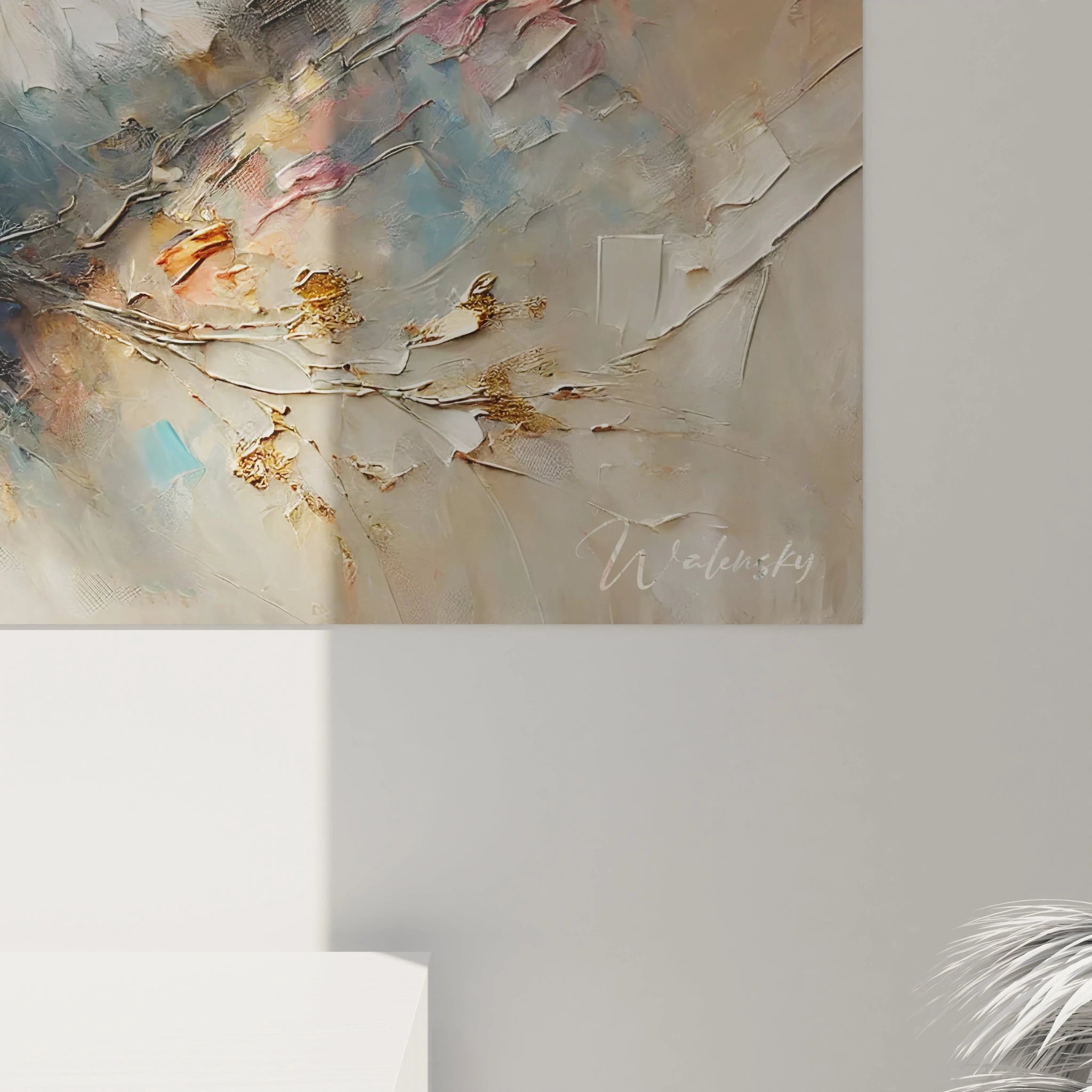 Vue de pres du tableau chouette avec details en relief. Les plumes et les touches dorees apportent profondeur et elegance a cette oeuvre inspirante.