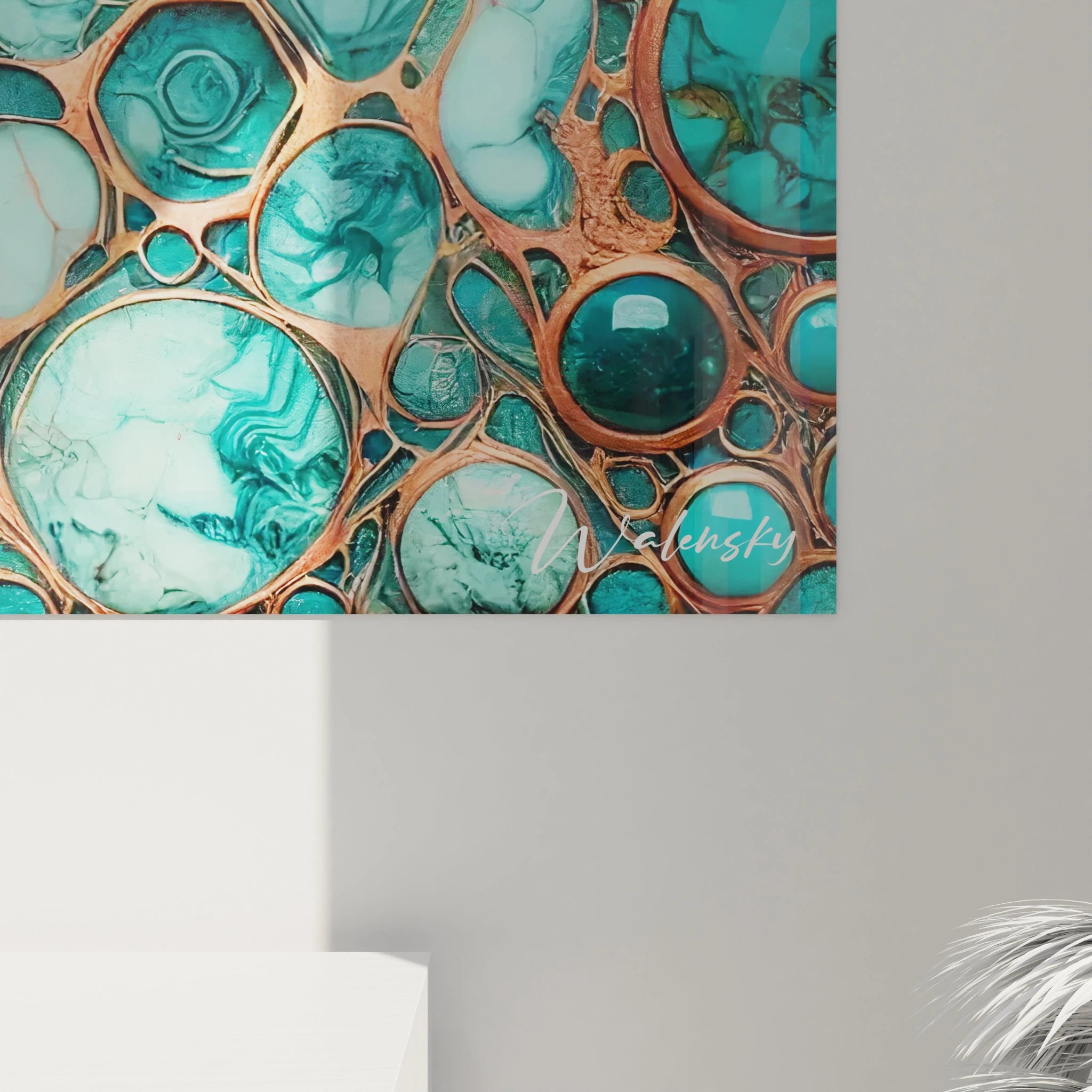 Vue rapprochée du tableau style epoxy, révélant les détails en relief des cercles et des éléments métalliques. Les couleurs vertes et cuivrées s’entrelacent dans une harmonie fascinante qui capte la lumière et l’attention.