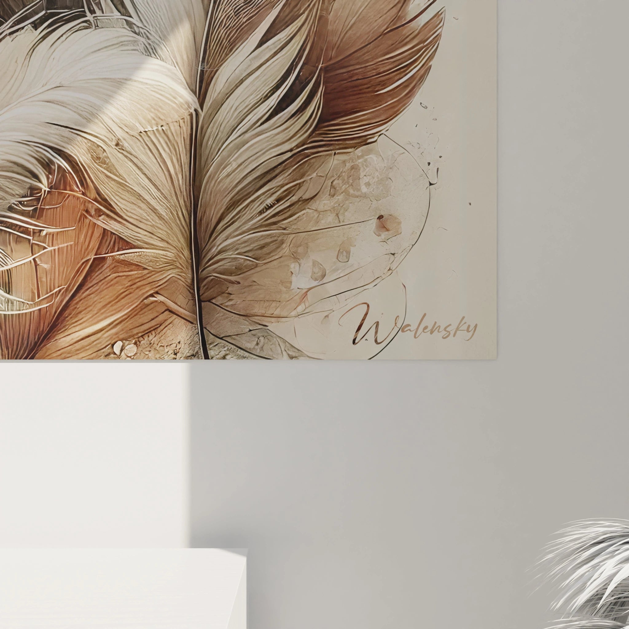 Vue de pres du Tableau Plume revelant les details realistes des plumes. Les nuances de beige et marron offrent une texture apaisante et soyeuse, ideale pour un decor serein et naturel.