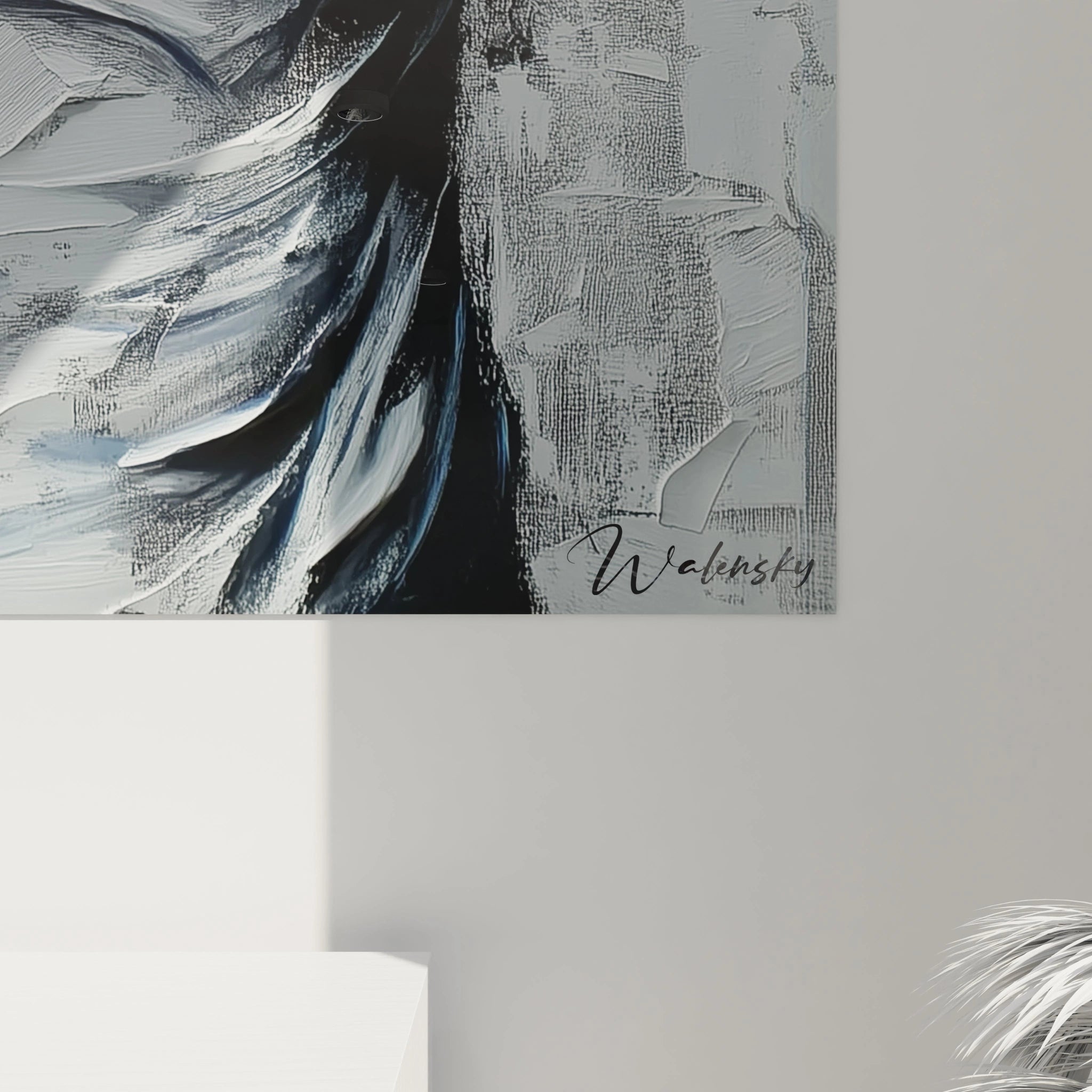 Un tableau sensuelle abstrait mettant en scène une figure féminine, avec des coups de pinceau texturés et des teintes contrastées de blanc vif, bleu profond et beige doux.