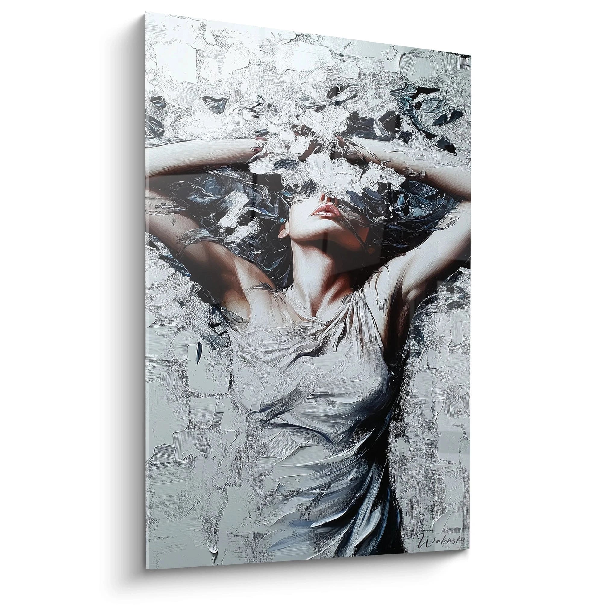 Un tableau sensuelle abstrait montrant une silhouette féminine centrée, entourée de textures blanches et sombres, avec des reliefs prononcés et une palette de blanc, bleu foncé et beige.