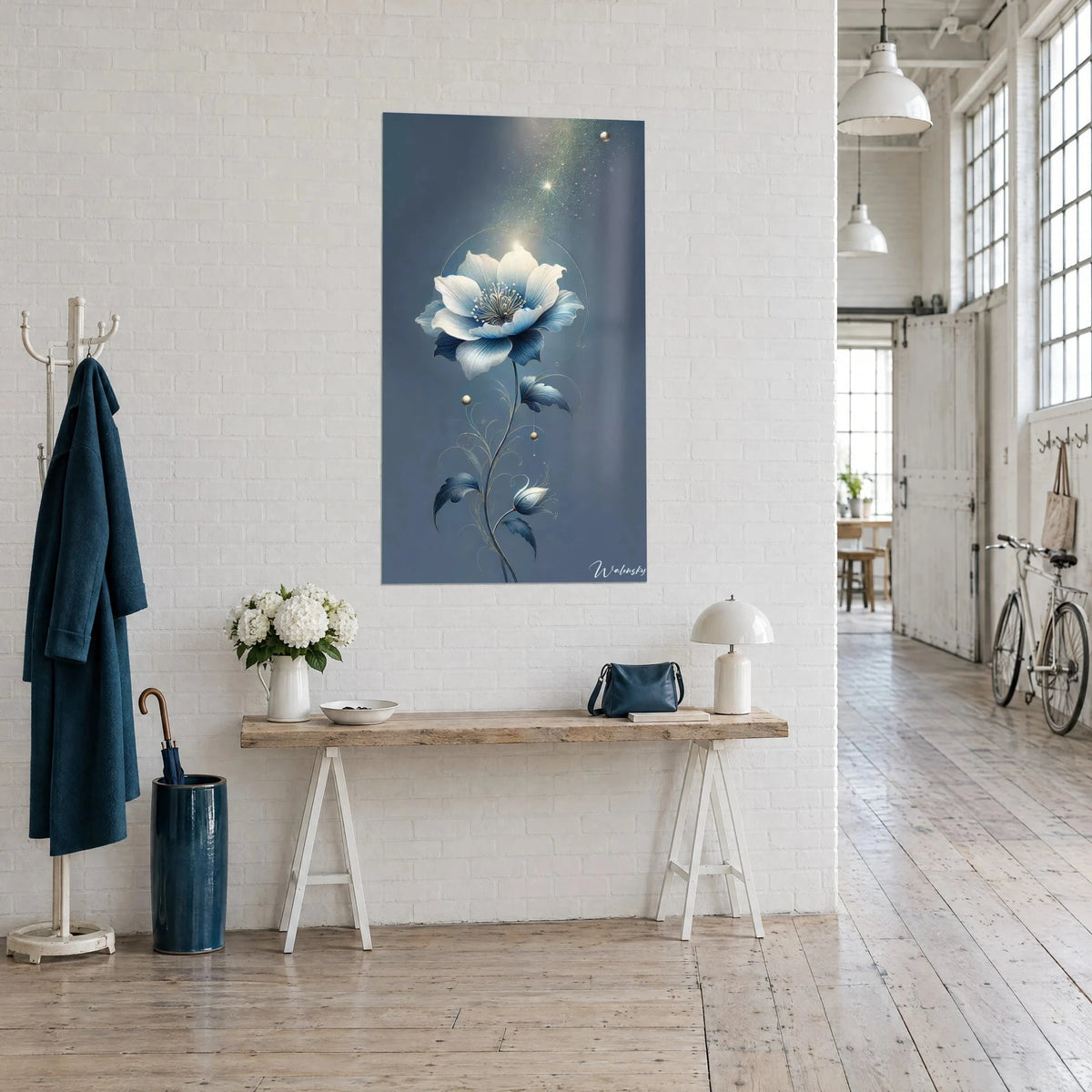 Tableau corolle blanche irisée et tige élancée bleu nuit, poussière dorée en haut, console en bois, loft d'artiste