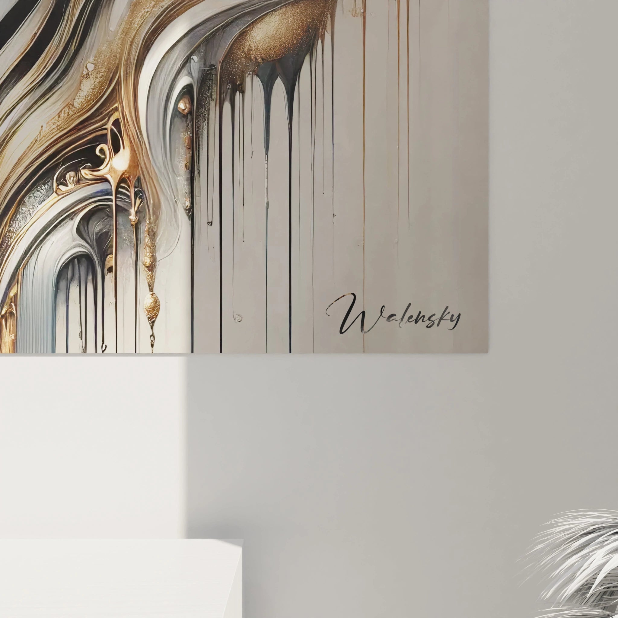 Un gros plan du tableau zebre revele la finesse des coups de pinceau et l'harmonie des couleurs noir, blanc et or. L'art abstrait et animalier se melent pour creer une oeuvre captivante et sophistiquée.