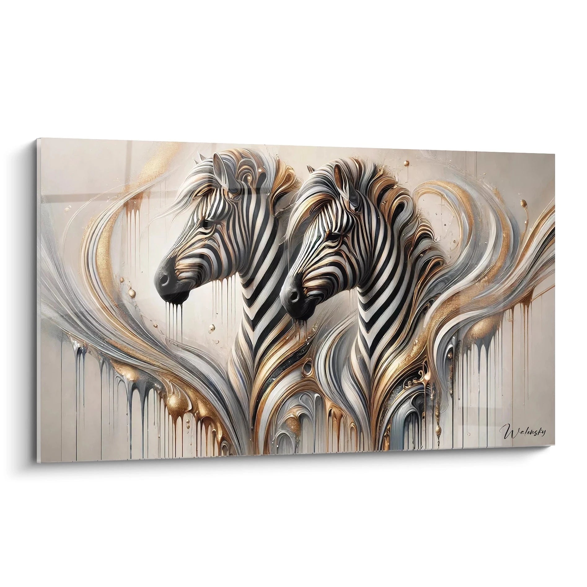 Ce tableau zebre, vu de biais, met en valeur ses details saisissants. Les touches dorees et bronze s'entrelacent avec les rayures noires et blanches pour creer une oeuvre contemporaine et elegante.