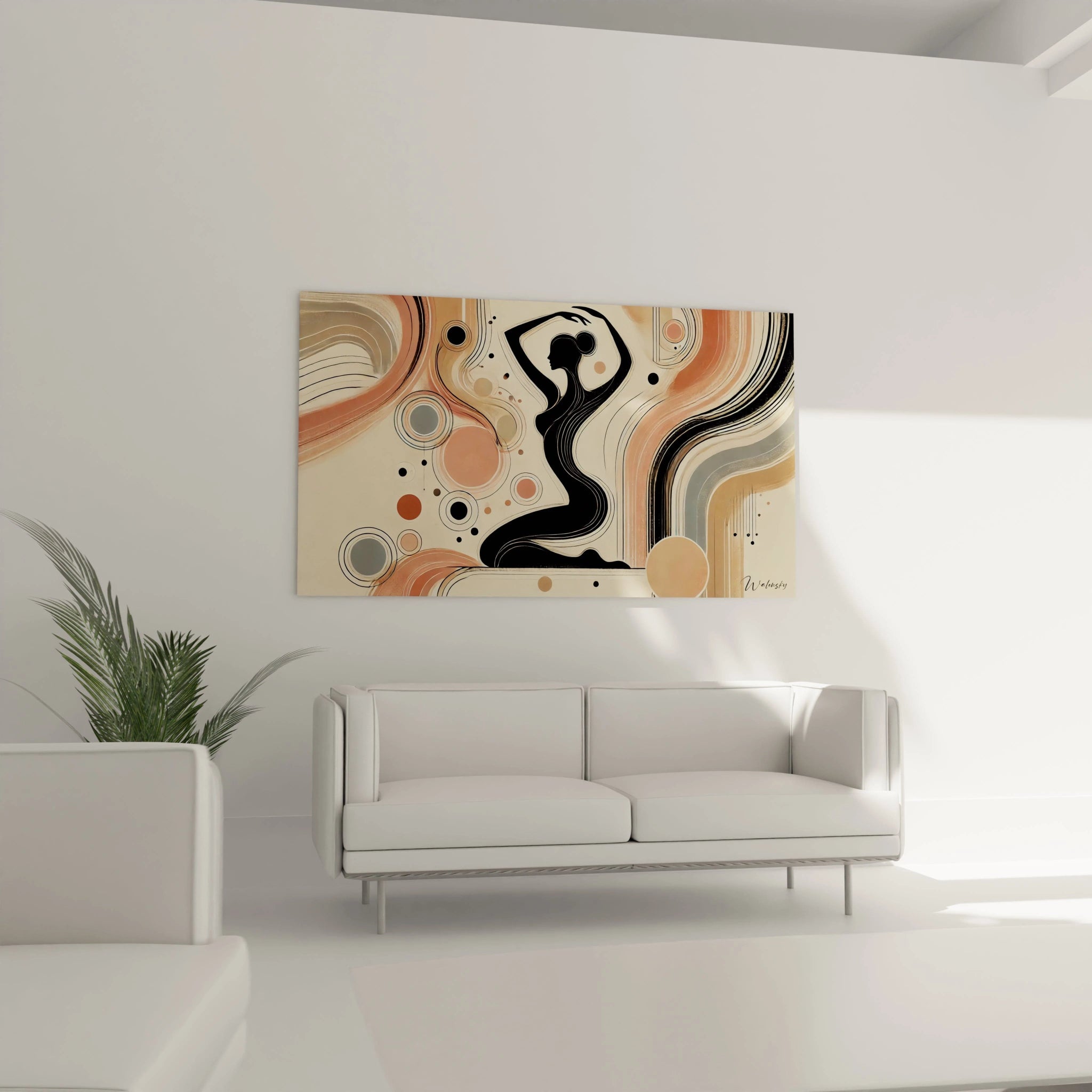 Tableau moderne avec une silhouette féminine noire, intégré dans un salon. Les tons chauds de beige et de rose poudré rehaussent le style du canapé, ajoutant une touche artistique à l'espace.