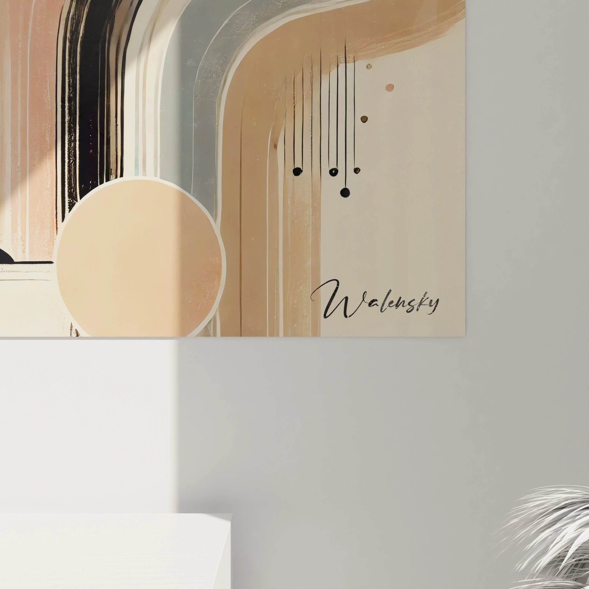 Gros plan sur le tableau abstrait, révélant les détails des formes circulaires et des courbes fluides. La silhouette féminine noire ressort avec grâce sur le fond beige et rose poudré.