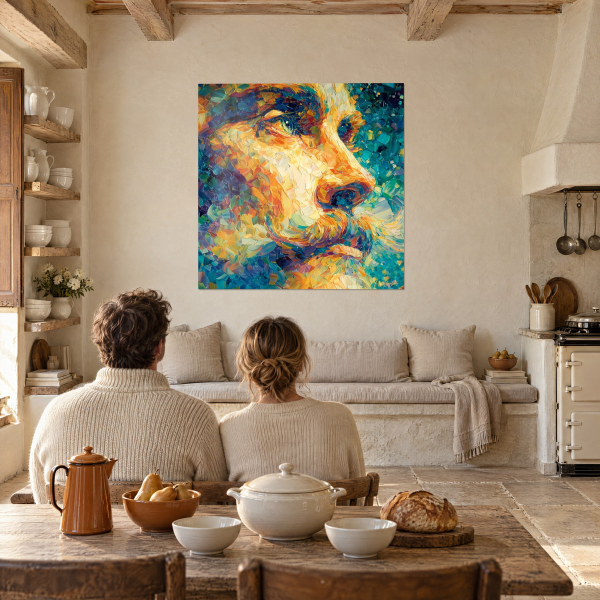 Cuadro hombre de mirada intensa, toques de naranja vivo y verde esmeralda, frente a una cocina de piedra y vigas
