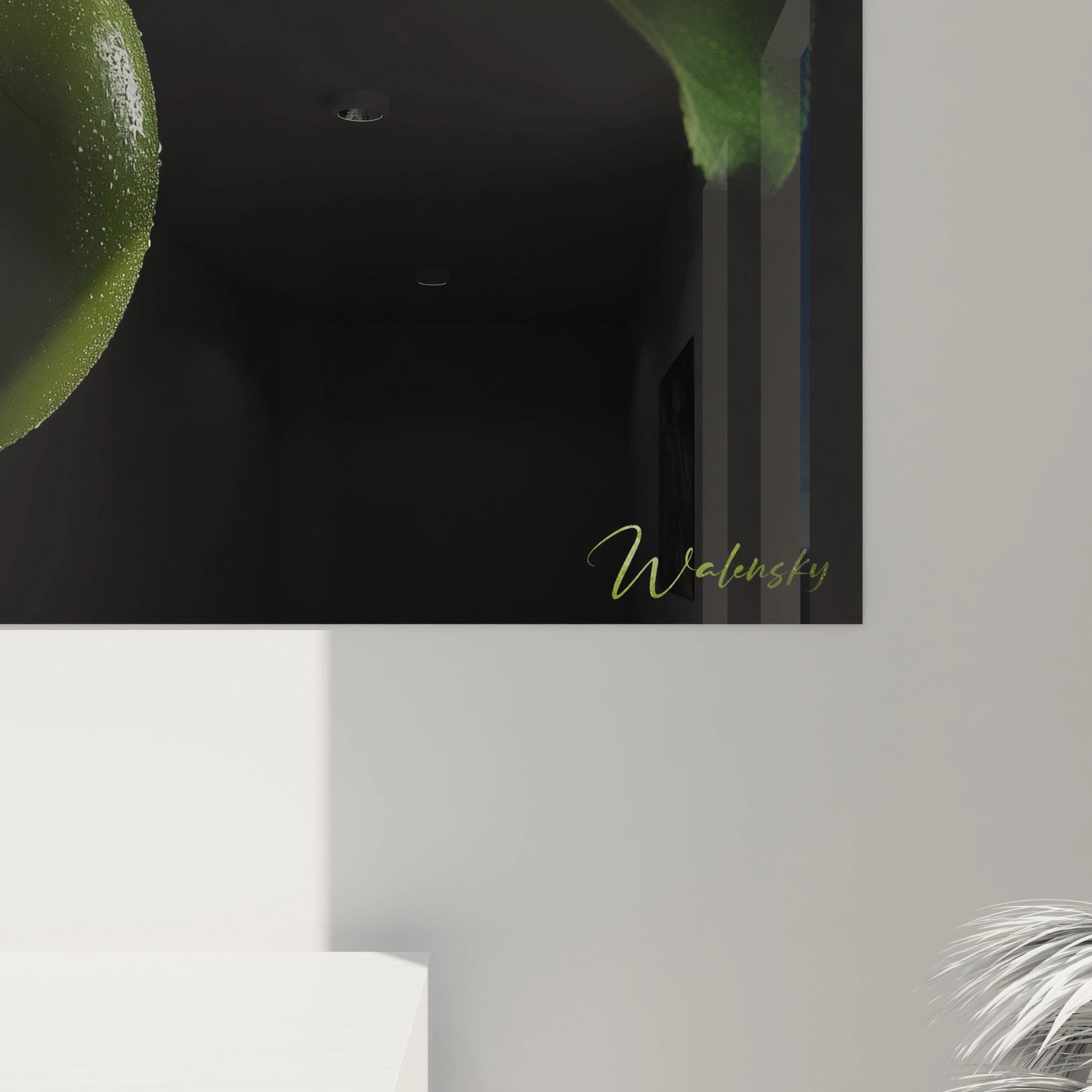 Un tableau poire montrant une poire en gros plan, avec une texture lisse et humide, entourée de feuilles aux détails visibles, sur un fond noir qui met en valeur les contrastes lumineux et les reflets.